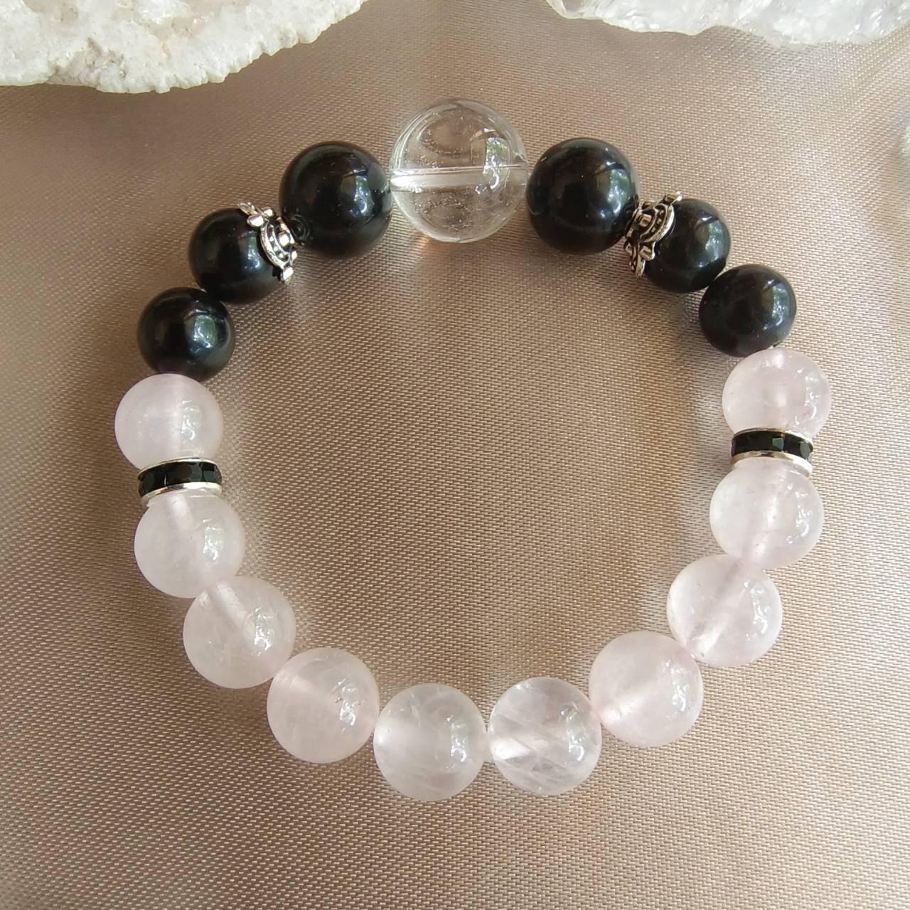 สร้อยข้อมือหินสะเก็ดดาวร้อยกับโรสควอตซ์และคริสตัลควอตซ์