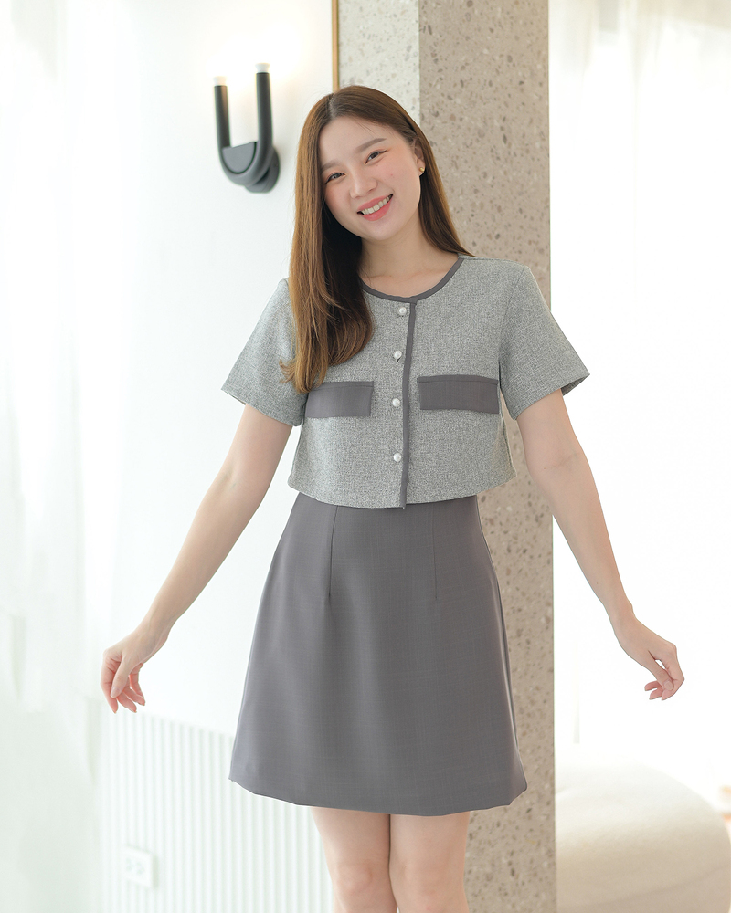 kudapy เดรสสั้นสีเบจ/สีดำ/สีเทาเข้ม/สีชานม ดีไซน์สวย ตัดต่อช่วงตัวคล้ายเชิ้ต เนื้อผ้าชาแนล กระดุมมุกแกะได้จริง แต่งกุ๊นเล่นสีทูโทน เย็บกลับซับในทั้งตัว