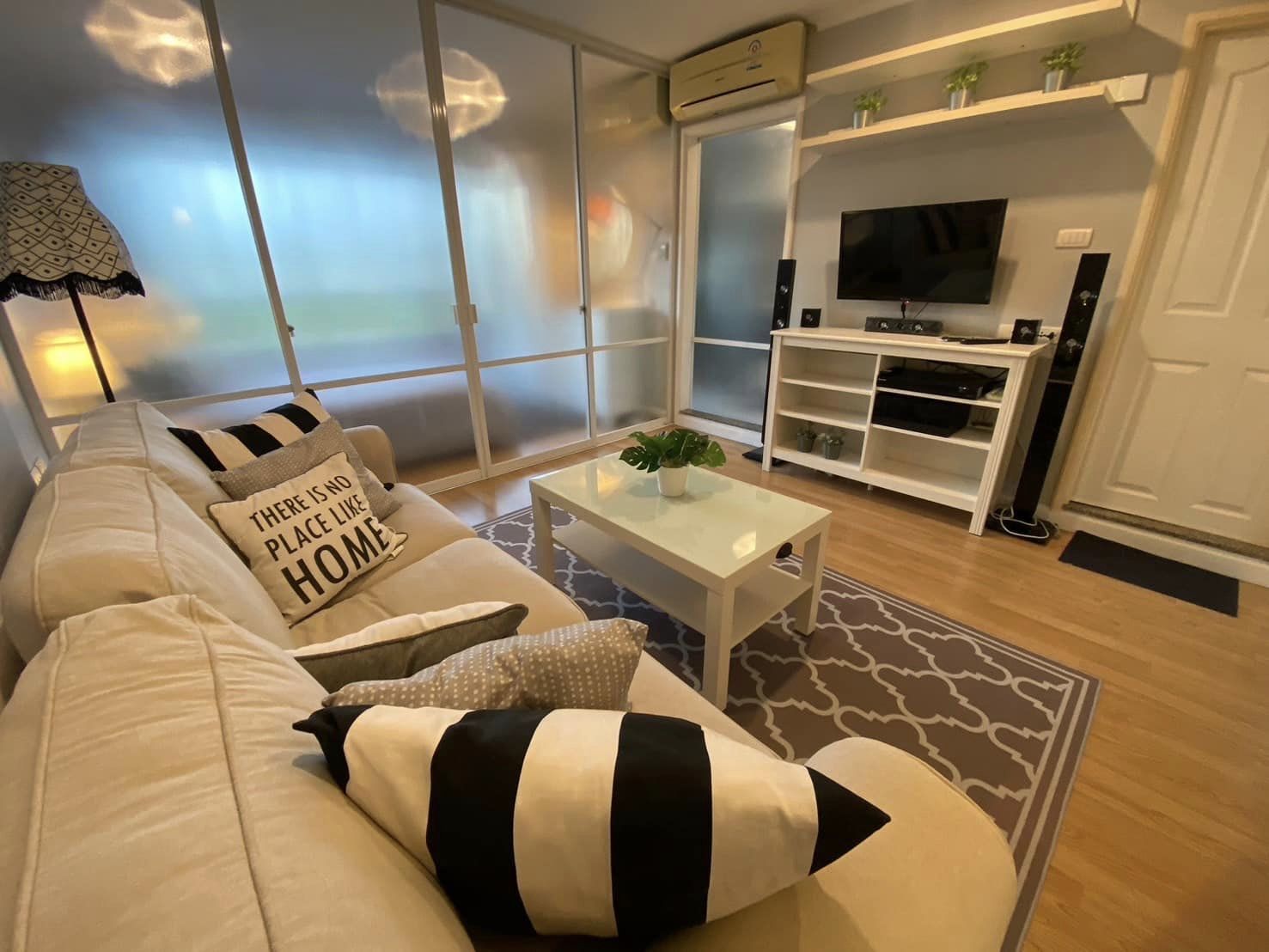 สนใจชมห้องติดต่อได้เลย Line ID: Smile-easy ปล่อยเช่าคอนโด Lumpini Ville รามคำแหง 26 (ลุมพินี วิลล์ รามคำแหง 26) - 1ห้องนอน 1ห้องน้ำ 1ห้องนั่งเล่น 1ห้องครัว - ใกล้ มหาลัยรามคำแหง - ขนาดห้อง 33 ตรม. ชั้น 2 ตึก C