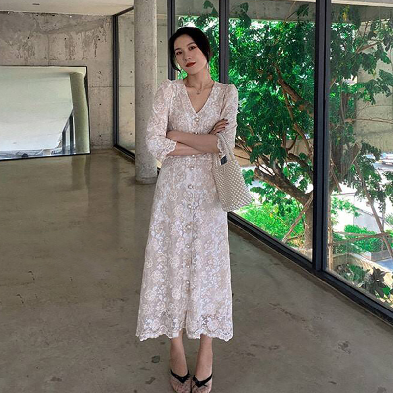 kudapy เดรสไปงานปักผ้าไหมดิ้นทองปักลวดลายดอกไม้สีขาวคอวี แขนสามส่วน เนื้อแน่นลายชัดสีสวย ด้านหน้าใช้กระดุมทองมุก