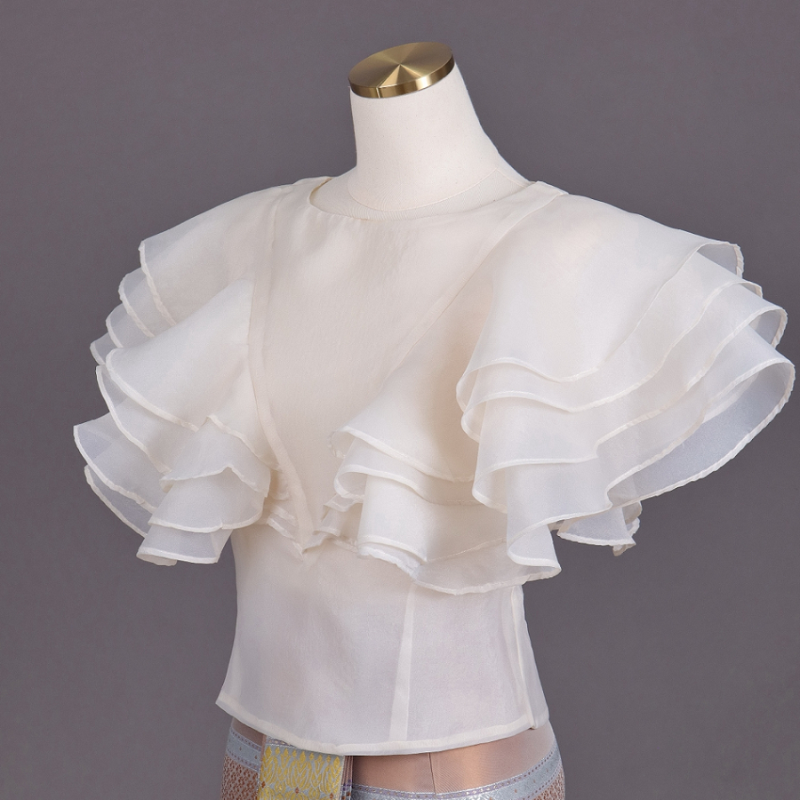 kudapy เสื้อไปงาน ผ้าแก้วคอปาดแคบสีขาว/สีเขียว แต่งระบายช่วงแขนเป็นทรงหน้าอก V Shape ระบาย 4 ชั้นสวยหรูมากๆค่ะรุ่นนี้