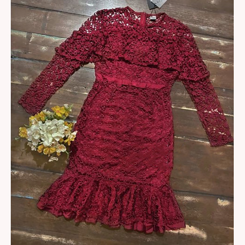 kudapy เดรสสั้นสีแดง ลูกไม้แขนยาว ไหล่ซีทรูแต่งระบายรอบอก เอวเย็บแต่งโบว์