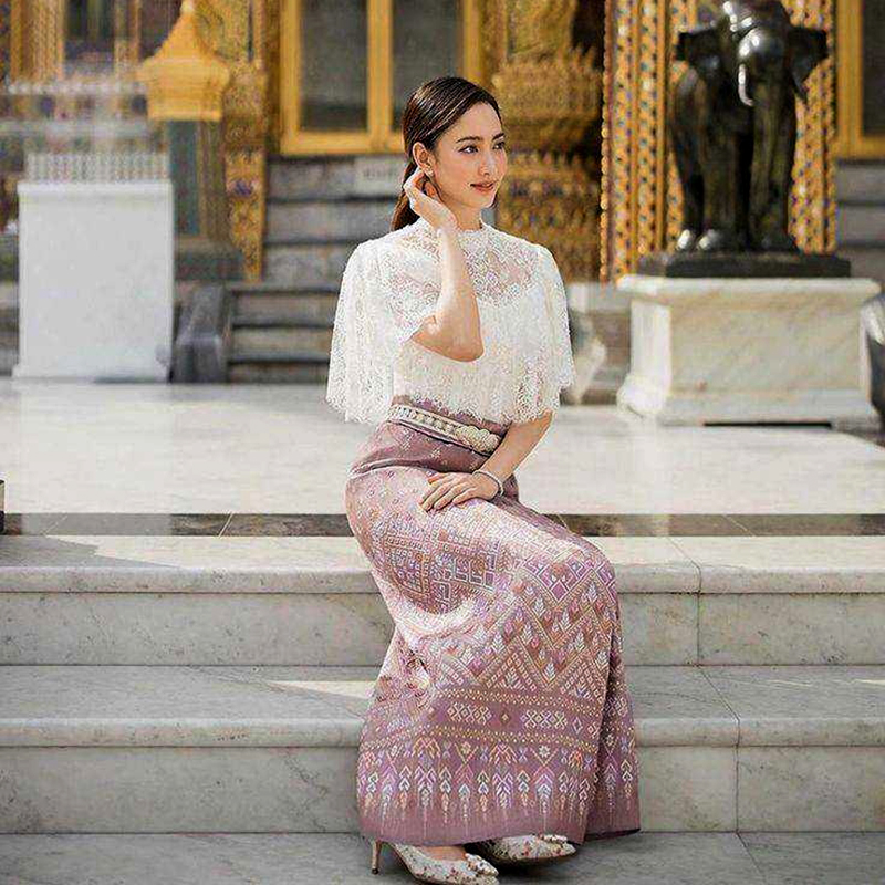 kudapy ชุดไปงานแต่งสีขาว ผ้าถุงสีชมพูอ่อนอมม่วงพิม์ลายตามแบบ เซ็ทเสื้อลูกไม้แต่งแขนระบาย มาคู่กับ กระโปรงลายผ้าไทยสวยมากกกก!!