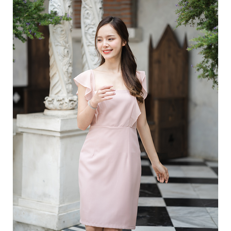 kudapy เดรสสั้นสีชมพู/สีกรม/สีแดง คัตติ้งสวย ใส่ออกงาน โชว์ช่วงคอ ทำให้ดูสวยสง่า สายเสื้อเป็นชีฟองระบายต่อลงมาที่เอว ต่อกระโปรงทรงสอบ