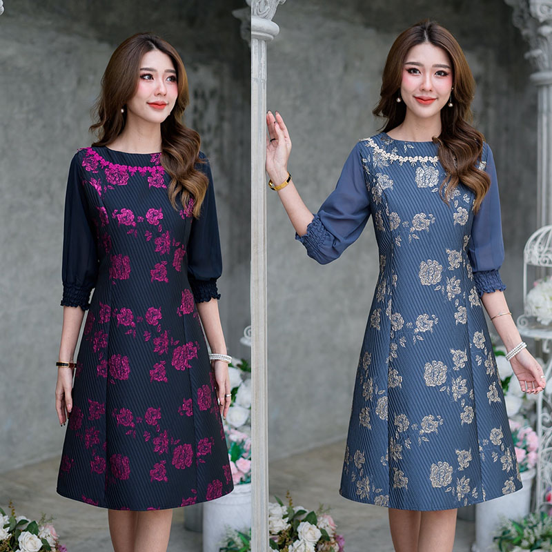 kudapy เดรสสั้นสีฟ้าคราม/สีกรม ผ้า Jacquard ลายนูนสามมิติ ผ้าสวยมากๆ ค่ะ รุ่นนี้ดีไซน์สวยทุกจุด ทรงชุดเป็นกระโปรงบาน