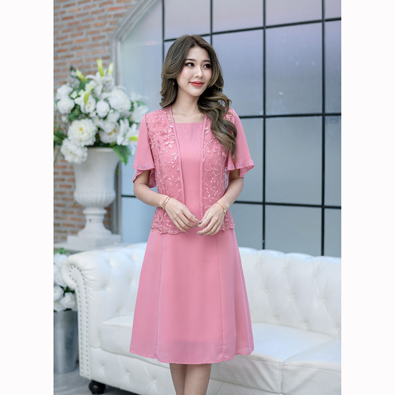 kudapy เดรสสั้นสีชมพู/สีฟ้าคราม 2 ชิ้น ด้านในเป็นเดรสแขนกุด ตกแต่งเพชรช่วงคอเพิ่มความหรูหรา ด้านนอกเป็นผ้าลูกไม้เงาแต่งแขนชิฟฟ่อน