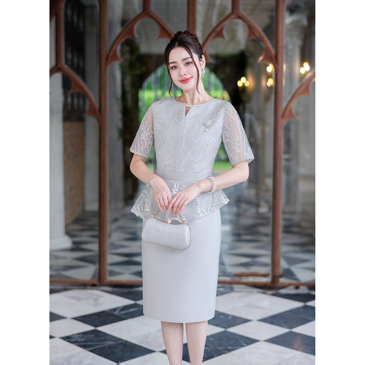 kudapy เดรสสั้นสีชมพู/สีเทา ผ้าไหมแต่งลูกไม้ดีไซน์แขนสั้น เอวต่อ ช่วคอฉลุตัดต่อผ้า ช่วงเอวต่อระบายคลุมหน้าทองแบบเฉียง