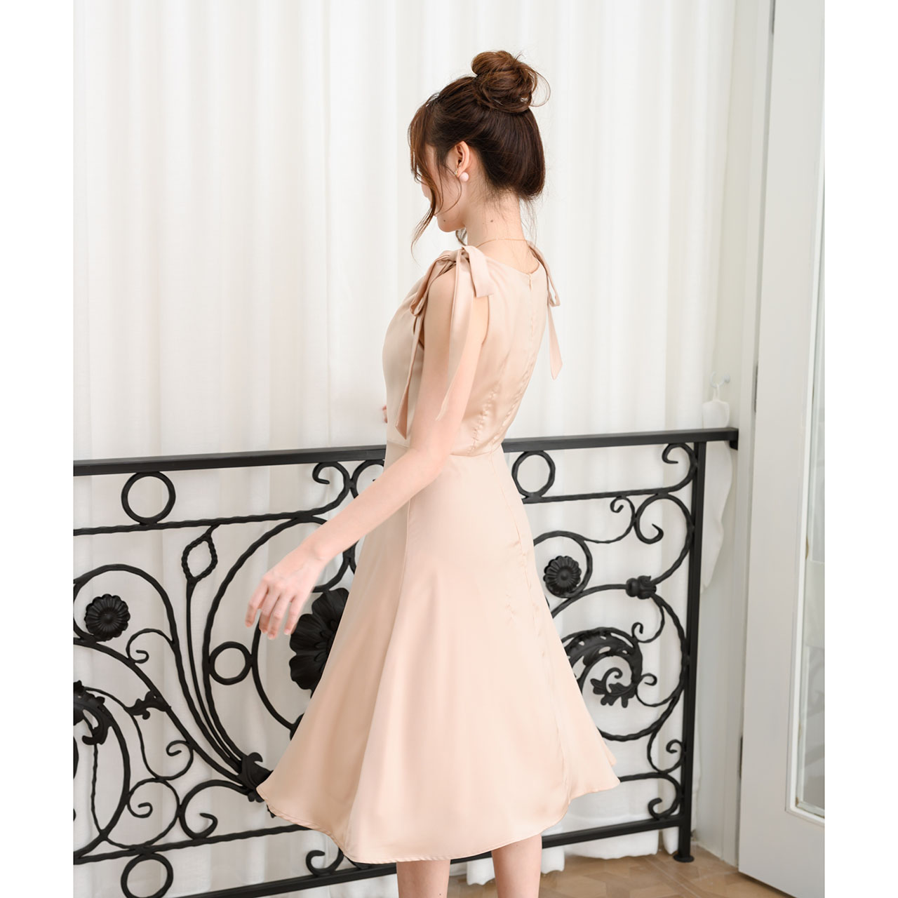 kudapy เดรสสั้นสีชมพู/สีแชมเปญ/สีกรม เพิ่มความหวานสไตล์สสาวพาสเทลด้วยสายโบว์ ช่วงกระโปรงทรงสวิงพริ้วสวยเล่นแสงเล่นไฟ