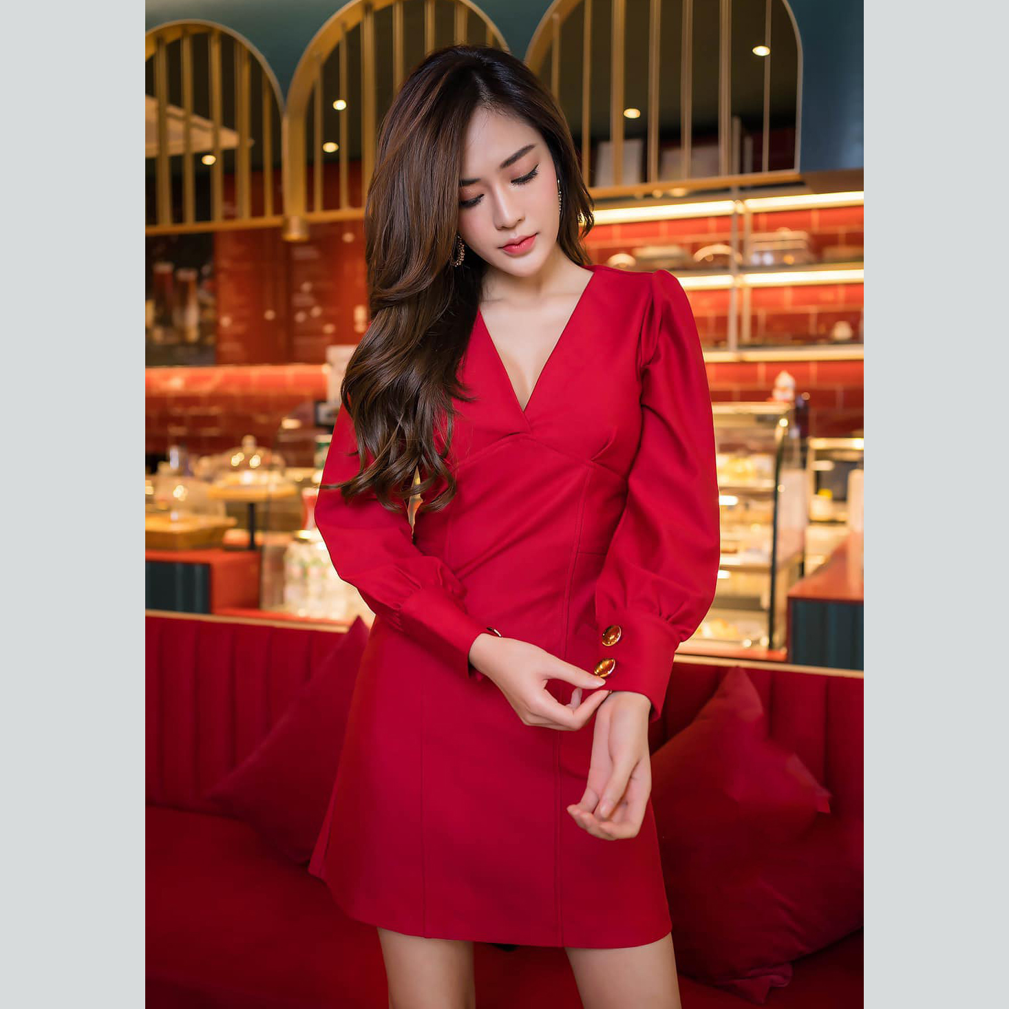 kudapy เดรสสั้นทรงเอคอวีแขนเเต่งกระดุมทองสีดำ/สีแดงสด ซิปหลัง แขนยาวผ่าข้าง กระเป๋าข้างใช้งานได้จริง เรียบแต่ดูเเพง น่ารักมาก ผ้ายืดหนา ยืดหยุ่นตามสัดส่วน