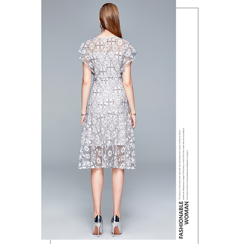 kudapy เดรสสั้นผ้าลูกไม้สีขาว ลายเส้นสีดำ แขนเสื้อทรงระบายสวยดูดี