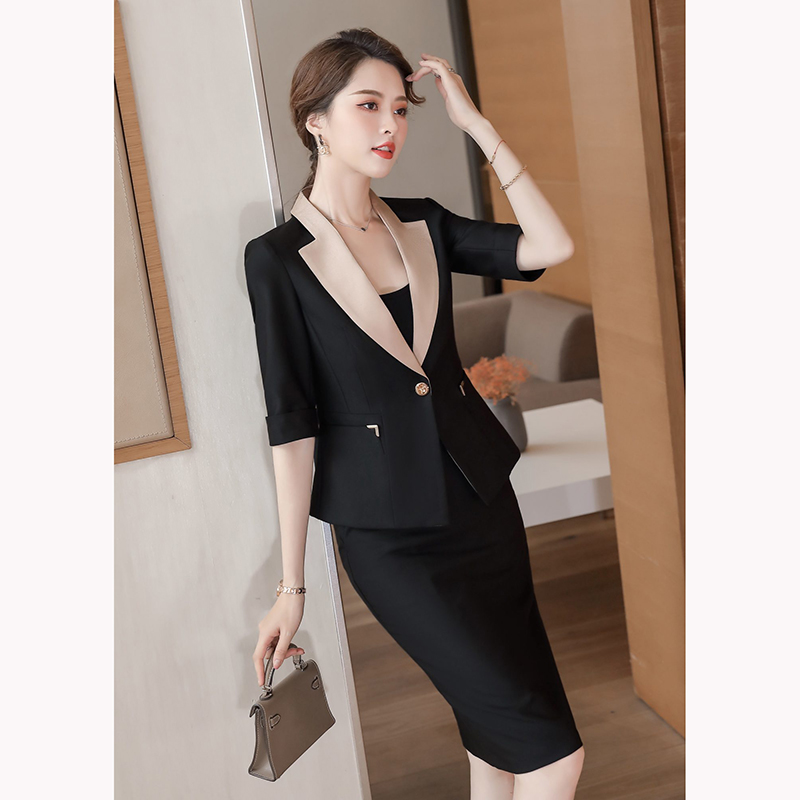 kudapy ชุดสูททำงานผู้หญิงสีดำ/สีชมพู ปกเบจแขนสามส่วนพร้อมกระโปรง จุดเด่นของชุดนี้คือการออกแบบให้กระชับเข้ารูปเป็นแขนสามส่วน