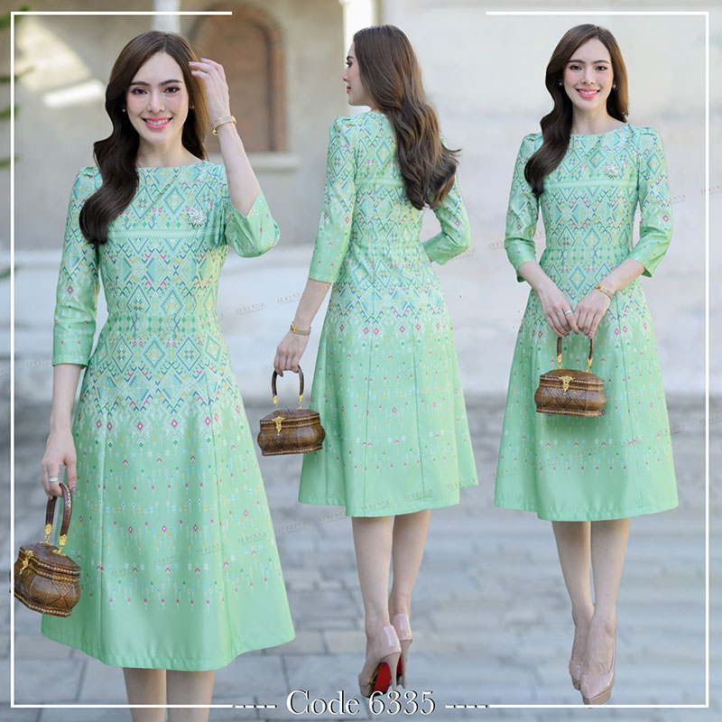 kudapy เดรสสั้นสีเขียวตอง , สีทอง ผ้าSatin silk อัดกาวพิมพ์ลวดลายแพรวา แขนสามส่วน คอกลม มาพร้อมชิปหลังซับในใส่สบาย