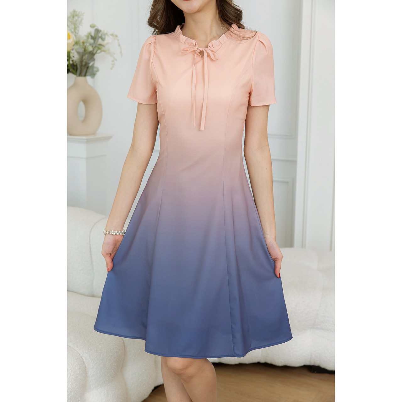 kudapy เดรสสั้นสีชมพู ส้มพีชคราม พิมพ์เป็นไล่สีทูโทน มีดีเทลคอจีบผูกโบว์ สวยเรียบ แต่สีสันสวยคัลเลอร์ฟูล