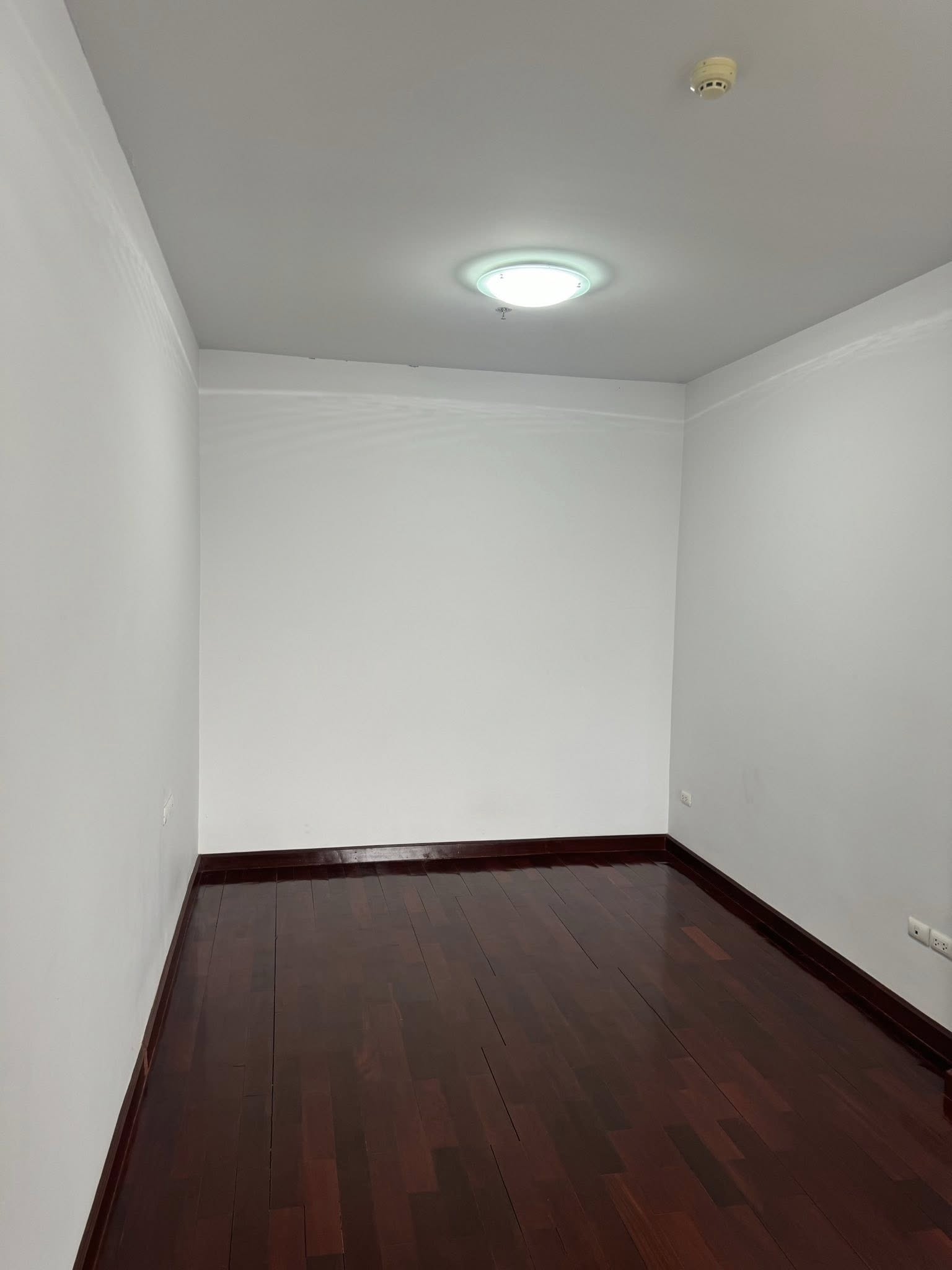 คอนโด ศุภาลัย ปาร์ค อโศก - รัชดา (Supalai Park Asoke - Ratchada) High Rise โซนพื้นที่ MRT พระราม 9 ให้เช่าห้องแบบ 1ห้องนอน 1ห้องน้ำ 1ครัวปิด ขนาดห้อง 50 ตรม. ชั้น 29 ห้องเปล่ามีแอร์2เครื่อง