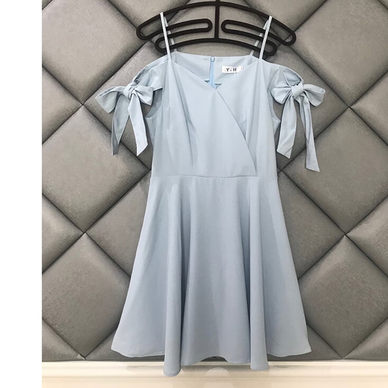 ชุดเดรสผ้าโพลีเอสเตอร์สีฟ้า ดีไซน์น่ารัก เดรสสายเดี่ยว เปิดไหล่ มีสายผ้าให้ผูกเป็นโบว์ที่ต้นแขน