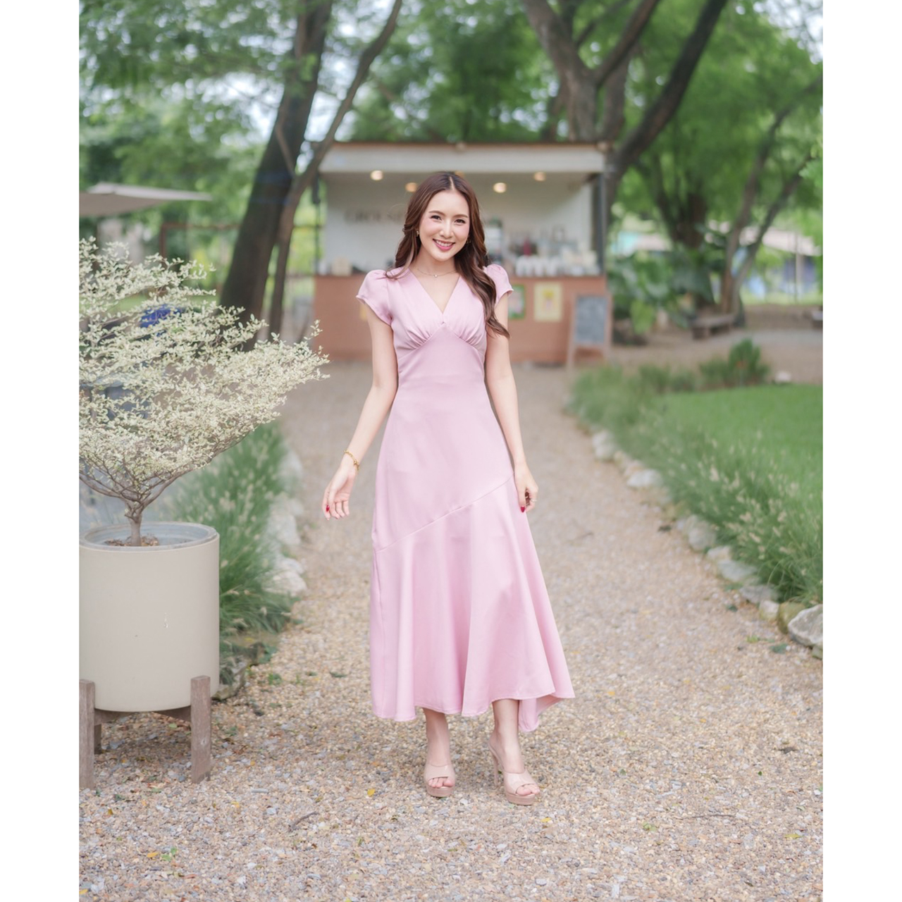 kudapy เดรสยาวดีไซน์คอวีเย็บรูดใต้อกช่วยขับรูปร่างให้ดูมีมิติ