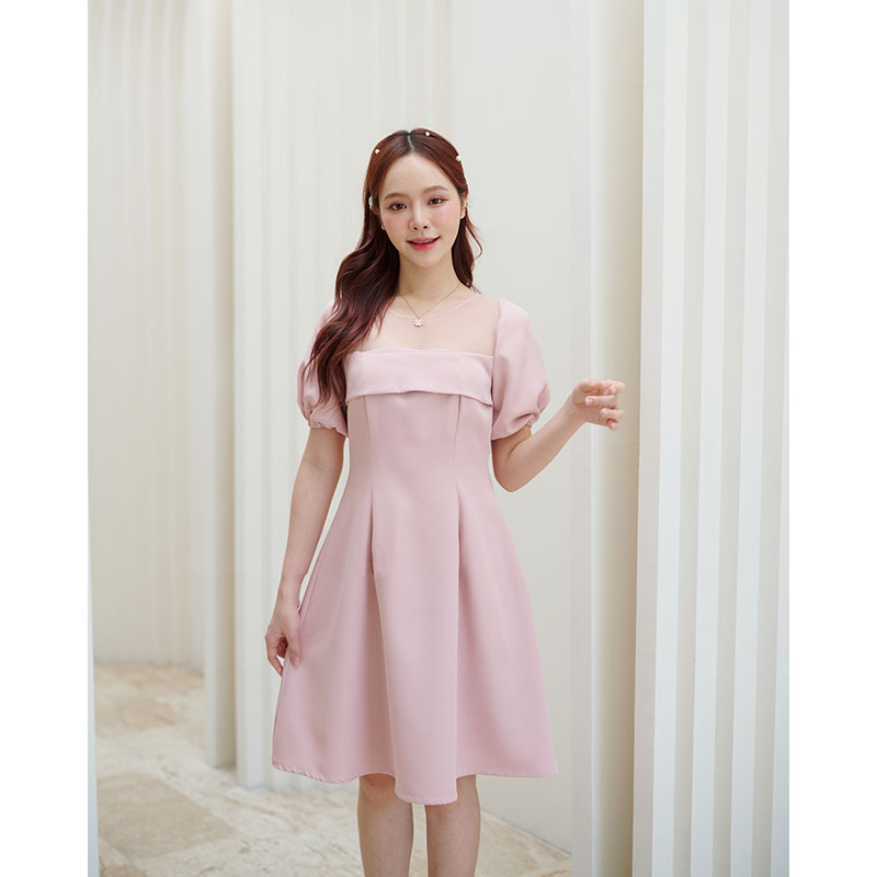 kudapy เดรสสั้นสีชมพู/สีครีม ช่วงเสื้อเป็นคอเหลี่ยมใส่แล้วช่วยให้ดูเพรียว แต่งด้วยผ้าซีทรู ทำให้ดูไม่โป้เกินไป ช่วงอกและเพิ่มดีเทลน่ารักทำคัตติ้งเลเยอร์