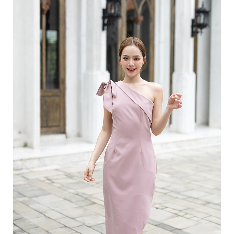 kudapy เดรสยาวสีชมพู/สีครีม/สีน้ำตาลอมส้ม ช่วงบนเป็นแบบปาดไหล่ข้างเดียวแต่งผ้าพับอก มีสายผูกโบว์ที่ไหล่ด้านขวาเพิ่มความหวาน เป็นกระโปรงทรงสอบ กระโปรงชายเฉียงเพิ่มความสวยชิค