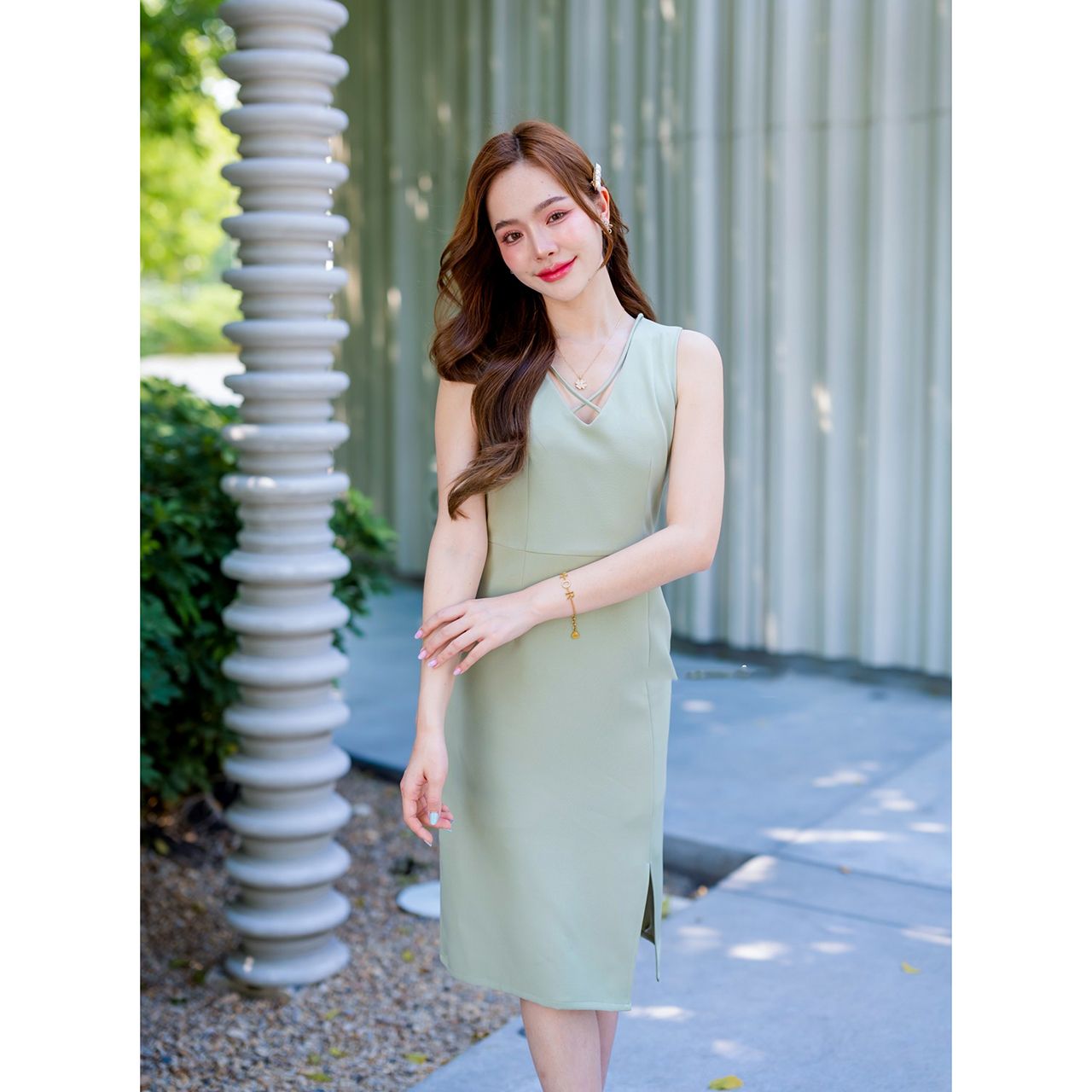 kudapy เดรสสั้นสีชมพู ครีม เขียวมัทฉะ ส้มอิฐ ช่วงเสื้อเป็นทรงคอวี แต่งด้วยสายเส้นสปาเกตตี้เส้นเล็กๆ จากบ่าลงมาไขว้ Cross กันที่ช่วงอก ต่อด้วยกระโปรงทรงตรงยาวคลุมเข่า