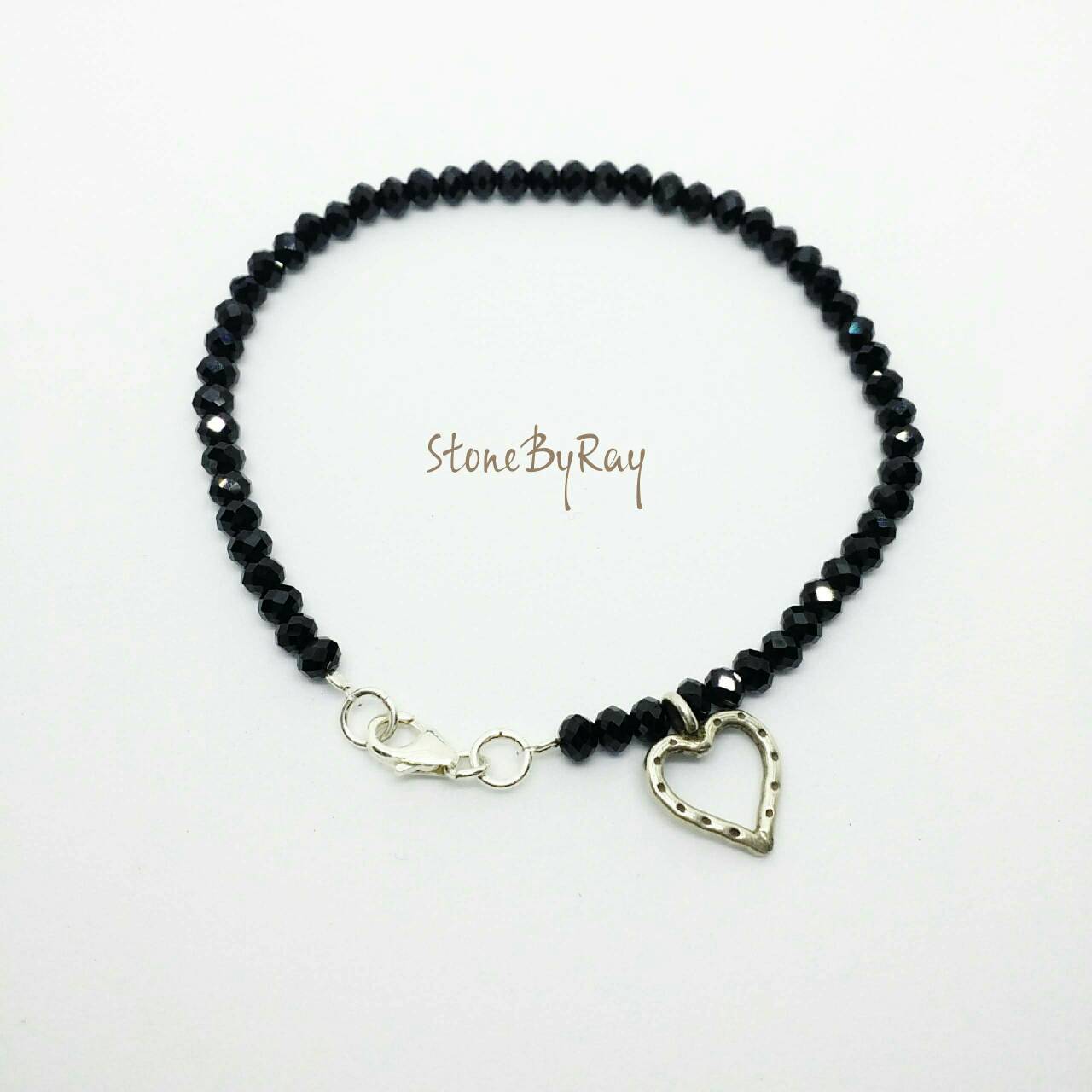 สร้อยข้อมือแบล็กออนิกเจียรเหลี่ยมกับจี้เงินรูปหัวใจ