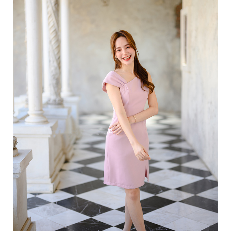 kudapy เดรสสั้นสีชมพู/สีครีม/สีเขียวมัทฉะ/สีแดง ดีไซน์ใหม่ของทางร้าน เก๋ๆ ชิคๆ ด้านนึงเป็นแขนกุดคอเฉียงลงมาที่อก แขนอีกข้างเป็นส่งกลีบบัวจับจีบนิดๆ