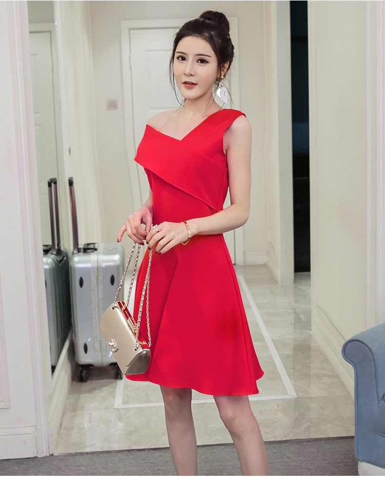 ชุดเดรสสีแดง ดีไซน์เก๋แขนเสื้อข้างนึงเป็นแขนกุด อีกข้างนึงเป็นไหล่เฉียงเปิดไหล่ปิดต้นแขน