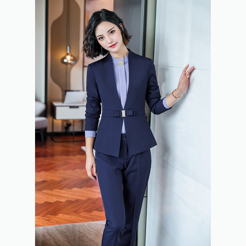 kudapy ชุดสูททำงานสีเทา/สีดำ/สีกรม ไม่มีปกพร้อมกางเกง จุดเด่นของชุดนี้คือการออกแบบชุดให้กระชับเข้ารูปสวยงาม