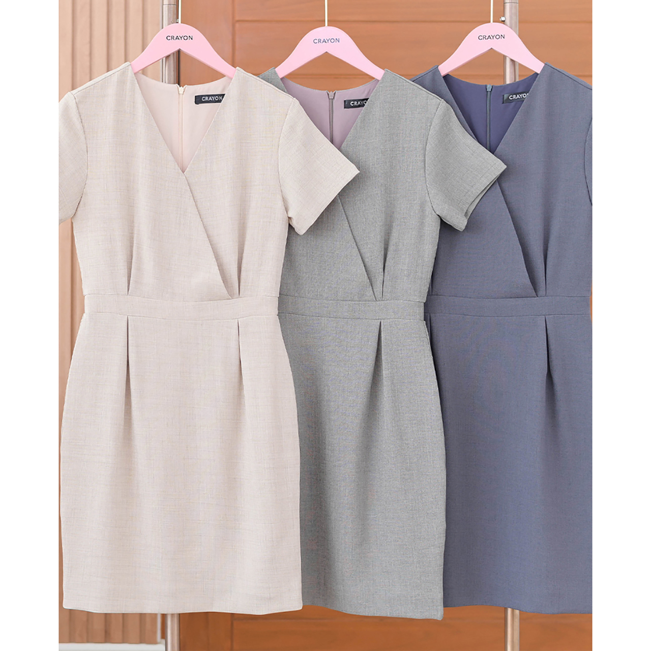 kudapy เดรสสั้นสีกกรม/สีเบจ/สีแดงเข้ม/สีน้ำตาลเทาหม่น ทรงสอบ ดีไซน์จีบทวิสที่เอว