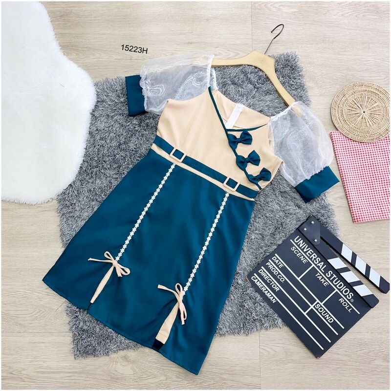 kudapy เดรสสั้น แขนพอง ผ้าแก้วซีทรู ทรงอกป้ายแต่งโบว์ เอวแต่งเข็มขัด กระโปรงแต่งลูกไม้ขาวยาว งานผ้าซาร่า มีซิปหลัง