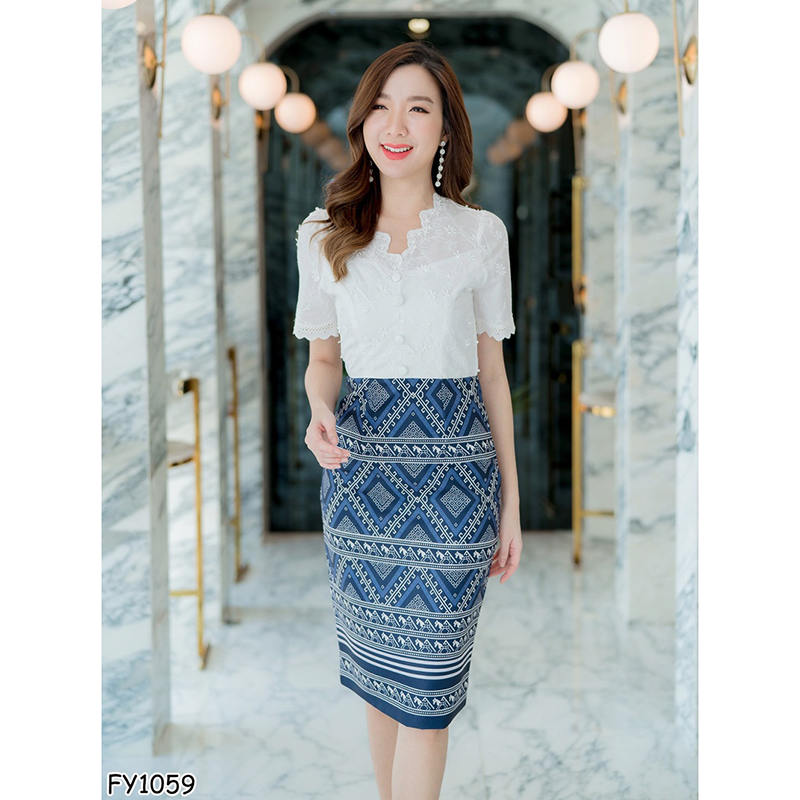 kudapy เดรสสั้นผ้าไทยสีขาว/สีชมพู เสื้อลูกไม้คอวีหยักแขนหยัก+กระโปงลายไทย ใส่สบายสวยดูดีน่ารักๆ