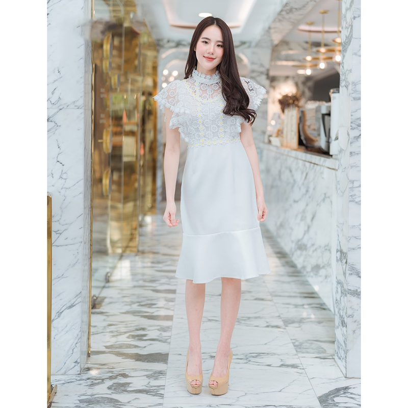 kudapy เดรสสั้นสีขาว ลูกไม้คอมุก เอวสูงใส่สวย ทรงเดรสสั้นใส่แล้วดูดีมากๆ แต่งดีเทลรอบไหล่ตามแบบ งานแต่งชายเดรสทรงหางปลา