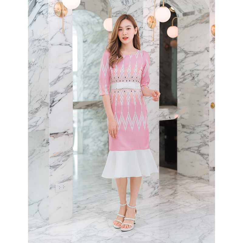 kudapy เดรสสั้นผ้าไทยพิมพ์ลายสีชมพู/สีม่วง คอเหลี่ยมแขนสั้น กระโปรงชายระบายทรงหางปลา ผ้าลายไทย มีซับใน ซิหลัง