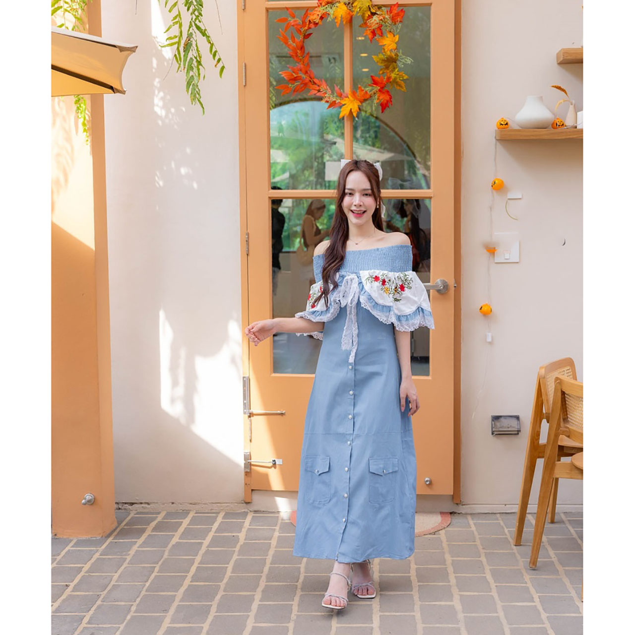 kudapy เดรสยาวผ้ายืดเปิดไหล่ เนื้อไม่หนาไม่บาง ใส่ง่าย ใส่สบาย ทรงบัวช่วงแขน ประดับผ้าระบาย ปักลายดอก