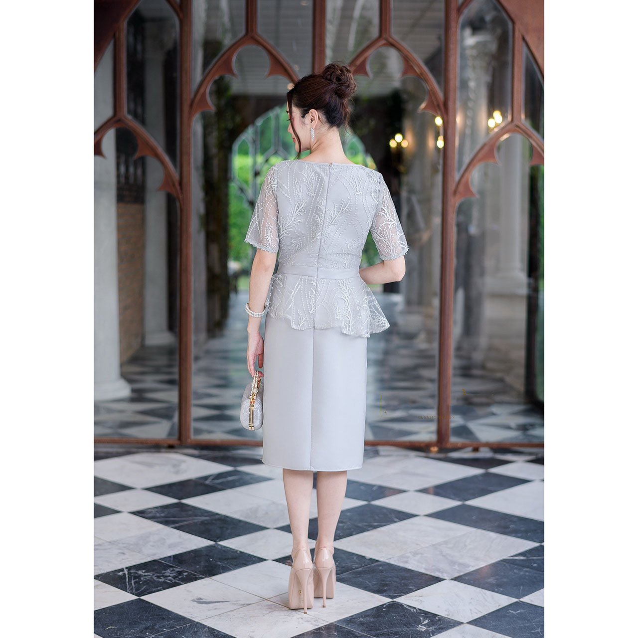 kudapy เดรสสั้นสีชมพู/สีเทา ผ้าไหมแต่งลูกไม้ดีไซน์แขนสั้น เอวต่อ ช่วคอฉลุตัดต่อผ้า ช่วงเอวต่อระบายคลุมหน้าทองแบบเฉียง