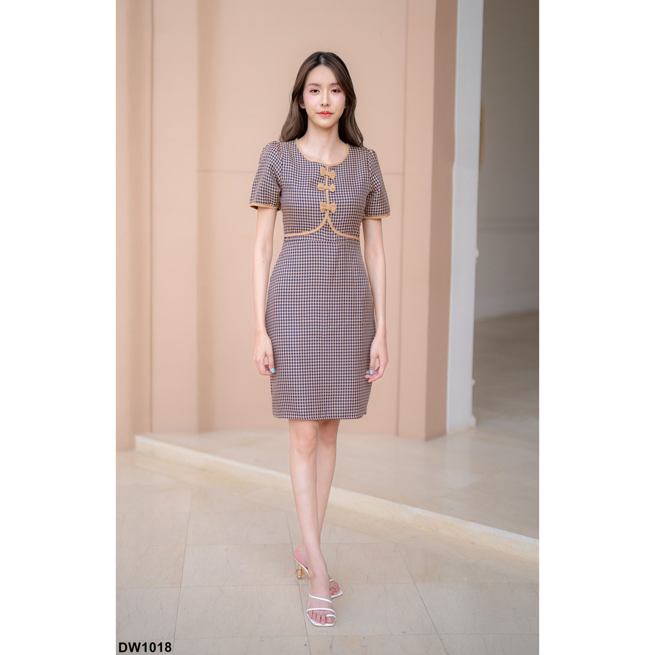 kudapy เดรสสั้นสีชมพู สีน้ำตาล สีฟ้า ลายสก๊อต ทรงเข้ารูป ดีเทลโบว์คอกลม งานซิปด้านหลัง