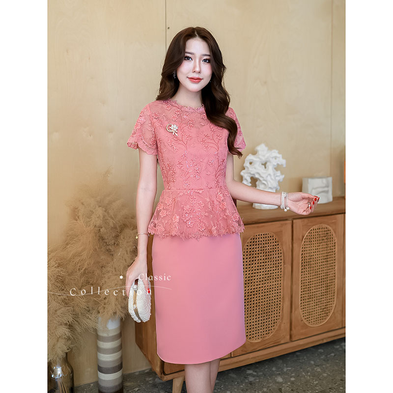kudapy เดรสสั้นสีกรม/สีชมพู ลูกไม้ปักดอกไม้ประดับเลื่อม ช่วงบนเป็นเสื้อคลุมแขนสั้นเอวระบาย ตกแต่งลูกไม้รอบคอ และชายระบาย