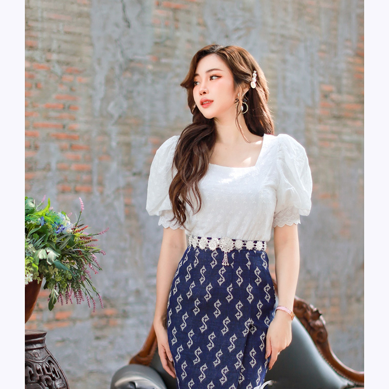 kudapy ชุดเซทสีขาว เสื้อคอตตอนปักฉลุ คอทรงเหลี่ยม แขนเจ้าหญิง จั้มปลายแขน เนื้อผ้านิ่ม ใส่สบาย มีซับใน มีซิปซ่อนหลัง ผ้าถุงสำเร็จรูปลายขอเจ้าฟ้า เ