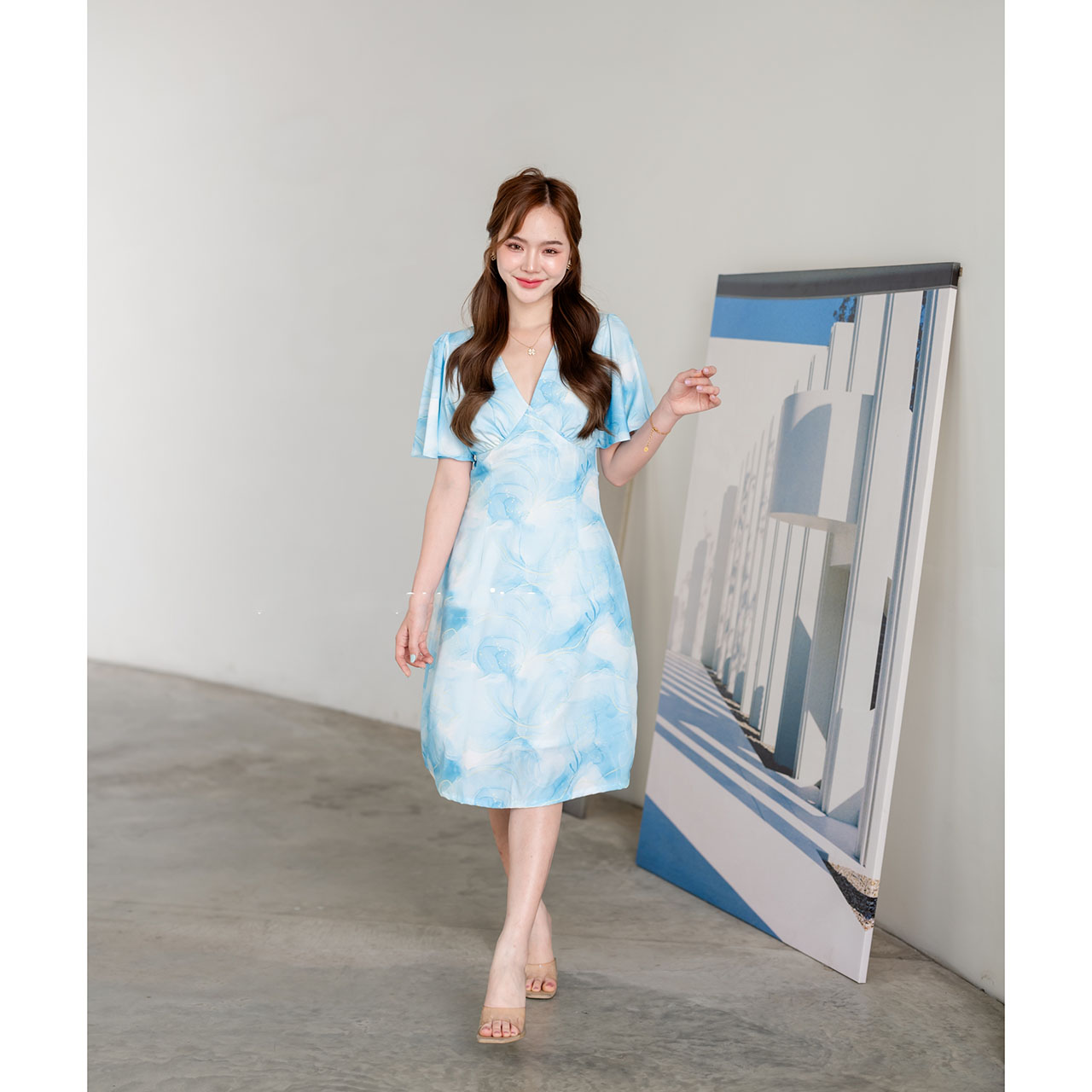 kudapy เดรสสั้นสีเอิร์ธโทน/สีพาสเทล/สีโทนฟ้า/สีโทนสีโอรส ตัวเสื้อเป็นคอวีจับจีบเดรปที่อก ต่อลงมาเป็นกระโปรงทรงเอบาน แขนเสื้อเป็นทรง Bell