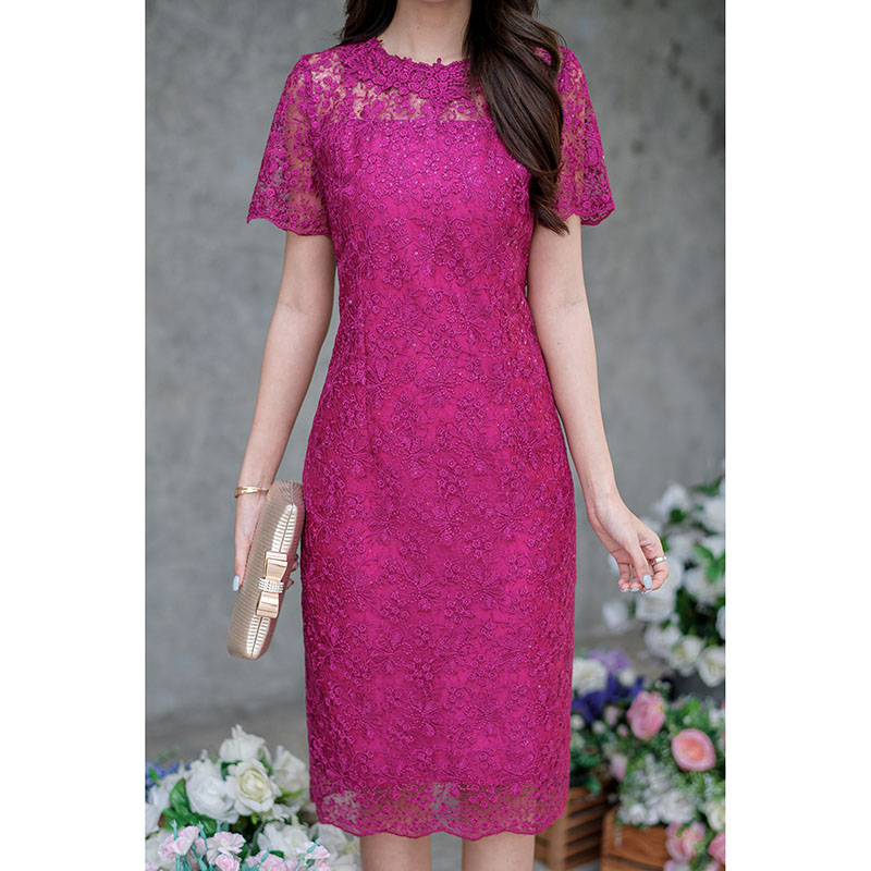 kudapy เดรสสั้นสีชมพูบานเย็น ลูกไม้ปักลายสวยงามเนื้อผ้ามีความเงาสวยดูหรูหรา