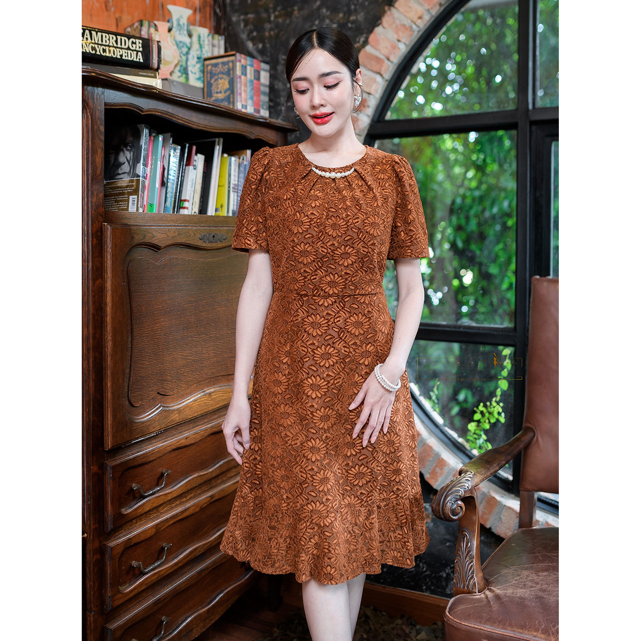 kudapy เดรสสั้นสีน้ำตาล/สีชมพู ผ้าลูกไม้กำมะหยี่ ดีไซน์กระโปรงชายระบาย รอบคอจับจีบเก๋ตรงมีสร้อยคอมุกให้ด้วยเย็บติด สวยหวาน ดูหรูหรา