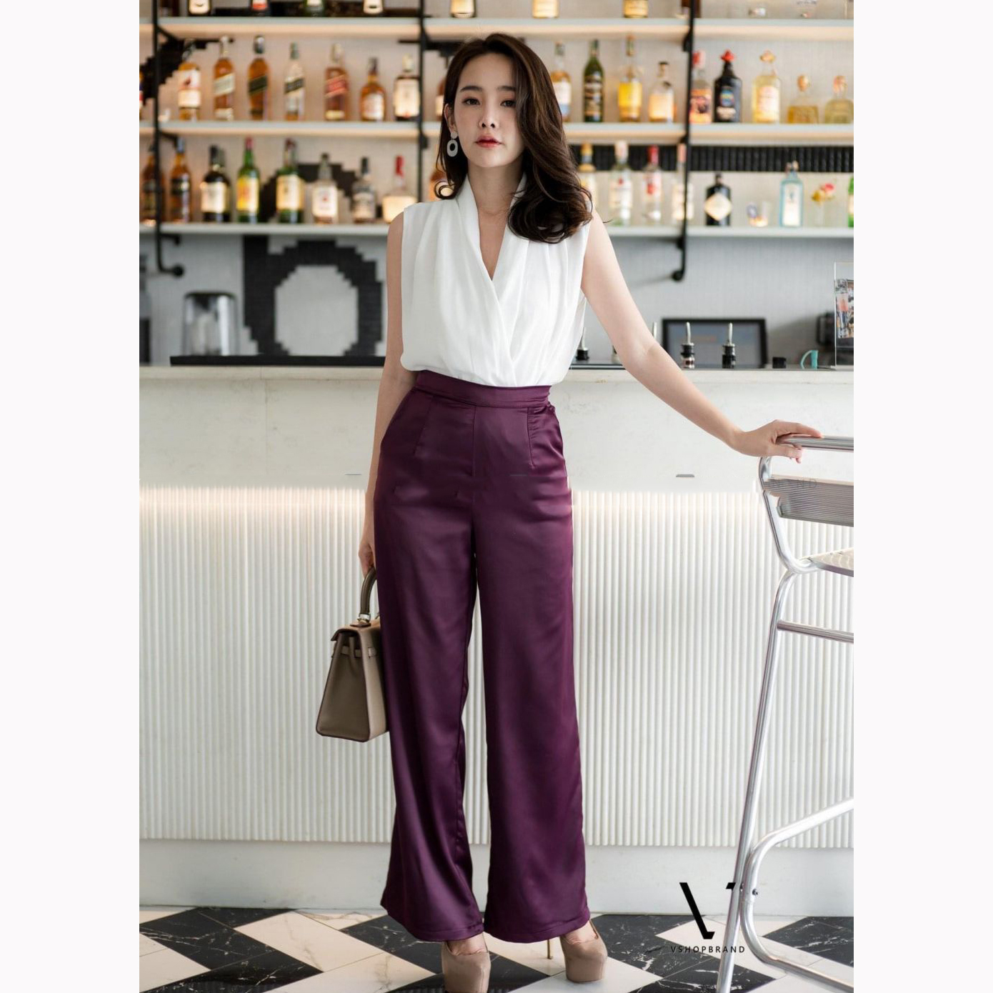 kudapy เซตเสื้อ+กางเกงใส่ออกงาน สีม่วงแดง และสีน้ำตาล เสื้อคอวีไขว้อก จับจีบสวยมากค่ะ กางเกงขากระบอกงานซานตินผ้าทิ้งตัวทรงสวยค่ะ