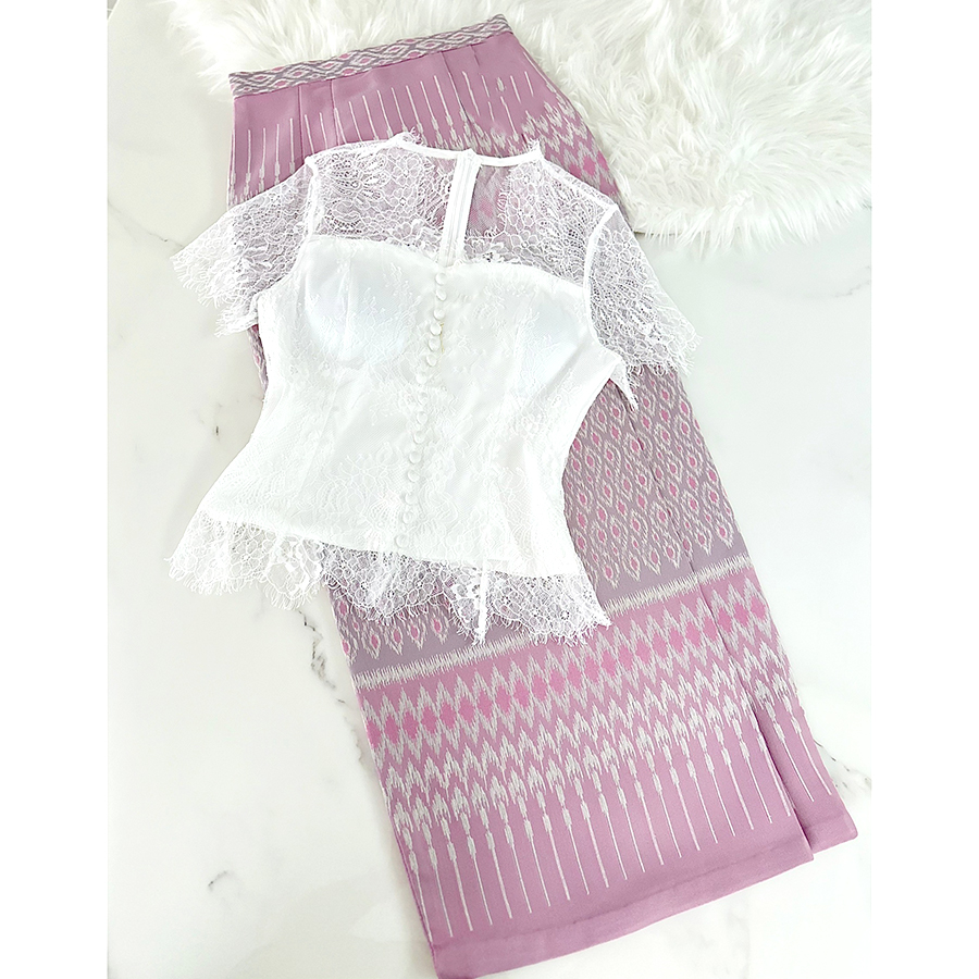 kudapy เสื้อลูกไม้คอหยักสีขาว+ผ้าถุงสีชมพู ผ้าไหมฝรั่งเศส เนื้อนิ่ม เสริมฟองน้ำที่อก มีซับใน 2 ชั้น อย่างดี มีซิปซ่อนหลัง ทรงสวยเข้ารูป