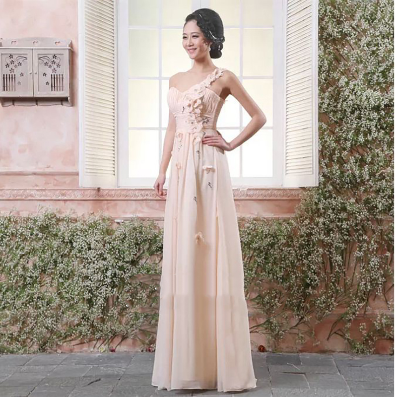 kudapy เดรสราตรียาวสีครีม ไหล่เดียว Champagne คอเว้าหัวใจ แต่งช่อดอกไม้สวยยาวจากไหล่ถึงเอว