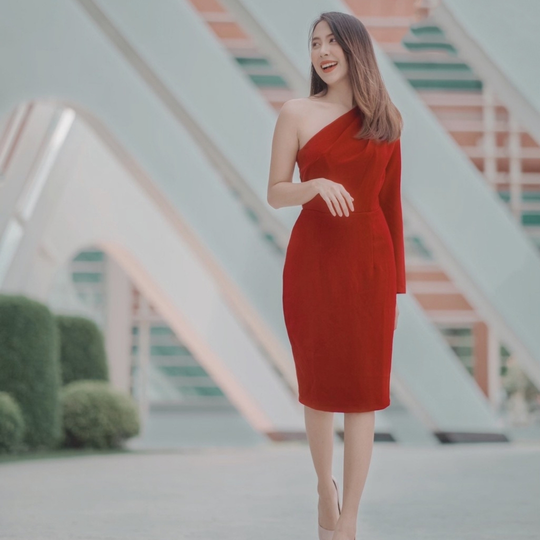 kudapy ชุดไปงานแต่งงานสีชมพู,สีแดง,สีกรมท่า เดรสสั้นไหล่เฉียงข้างแขนยาว เรียบหรู สวย ดูดี ใส่เป็นชุดราตรี ชุดออกงาน