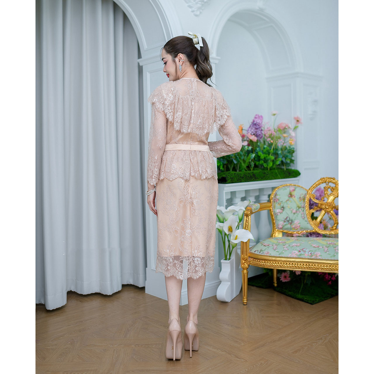 kudapy เดรสสั้นสีครีมเบจ/สีชมพู ผ้าลูกไม้ฝรั่งเศส ลูกไม้นิ่มดีไซส์สวยหวานมากๆ ดีเทลคลุมไหล่ระบาย แขนยาวแต่ตัวผ้าโปร่งใส่สบาย