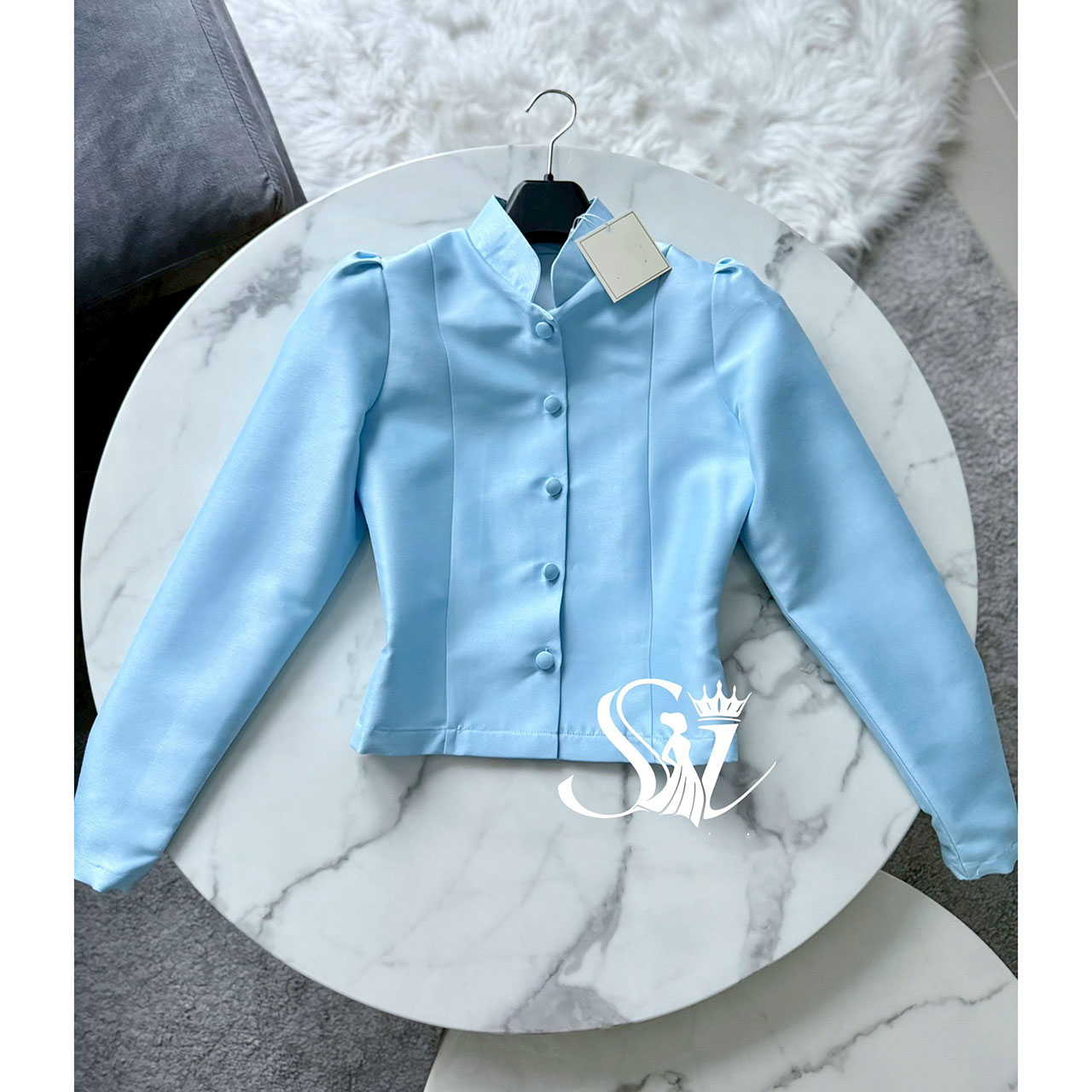 kudapy เสื้อจิตรลดาสีฟ้าละมุน ดีเทลแขนยาว คอจีน กระดุมหน้า งานผ้าไหมอิตลลี่ ผ้าถุงสำเร็จรูป ซิปหลัง เกรดพรีเมี่ยมอัดกาว เนื้อผ้าไหมแพรทิพย์