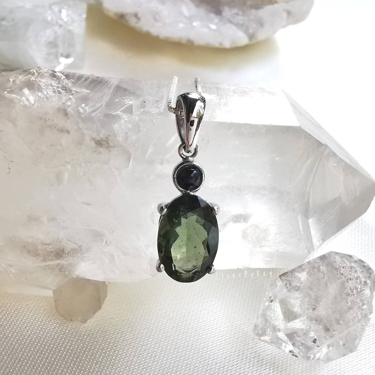 สร้อยคอเงินจี้สะเก็ดดาวโมดาไวท์กับสะเก็ดดาวสีดำ Moldavite+Tektite
