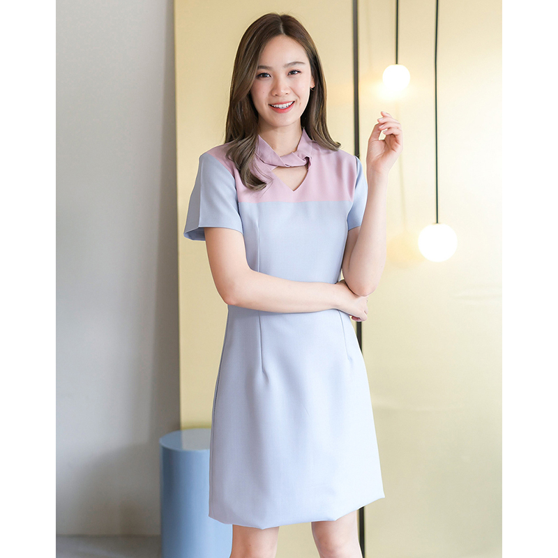 kudapy เดรสสั้นสีแดงเข้ม/สีเทาฟ้า ทรงเอ ตัดต่อปกคอไขว้ เล่นสีทูโทนน่ารักๆ แพทเทิร์นตัดต่อเอว จับเกล็ดใส่สวยเข้ารูป