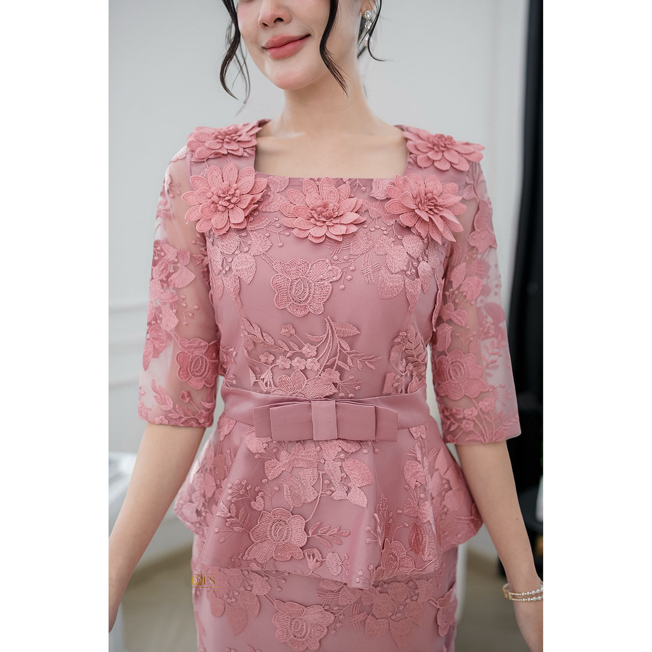 kudapy เดรสคอเหลี่ยมที่แต่งดอกไม้รอบคอสวยสะดุดตา ช่วงเอวแต่งระบายติดเข็มเขัดโบว์ เป็นงานเย็บติดกับชุด