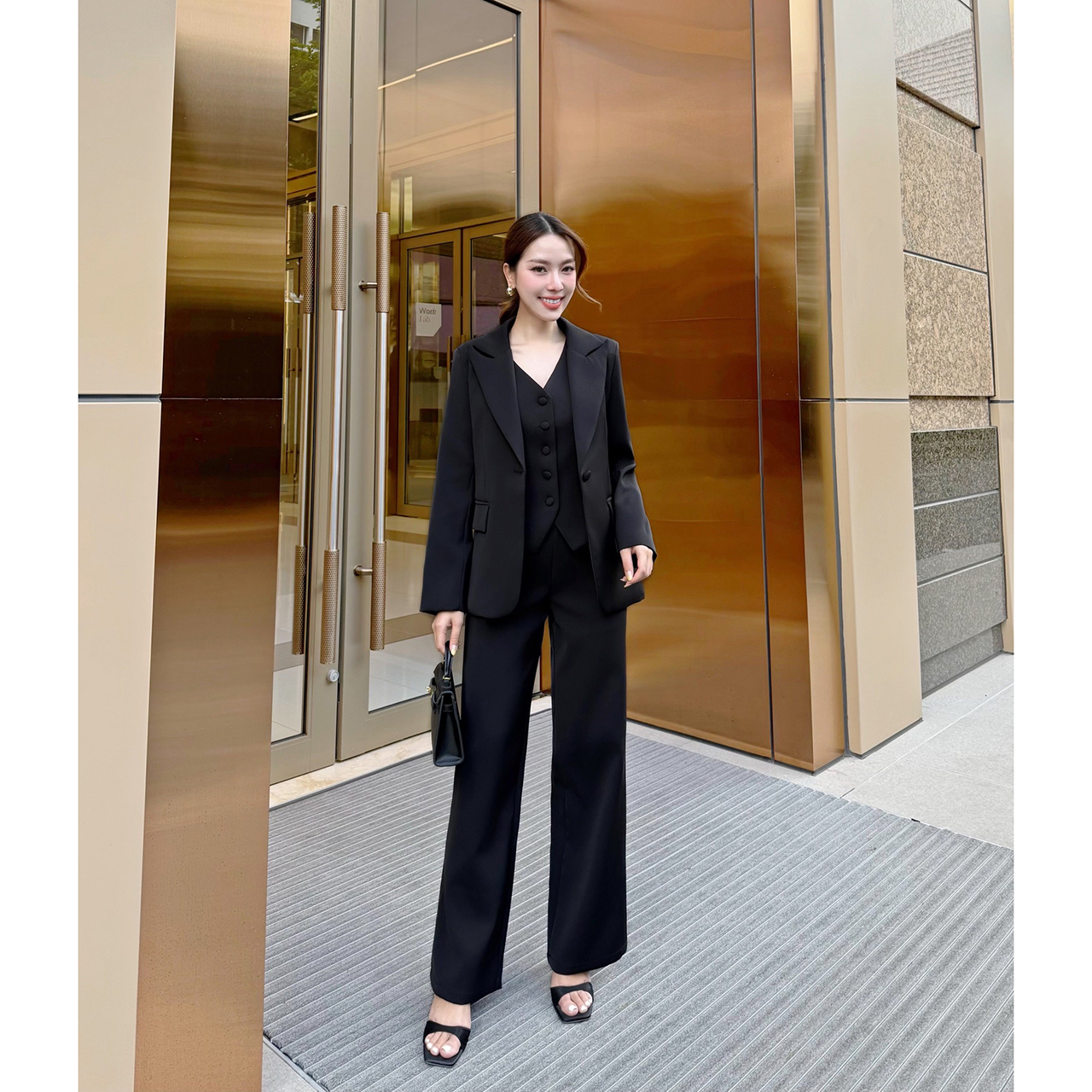 kudapy เซทเสื้อสูท+กางเกง+เสื้อเวส เป็นเซ็ทสูท ทรงโอเวอร์ไซส์นิดๆ แต่งกระดุมจริงด้านหน้า กระเป๋าจริง มีซับในทั้งตัว